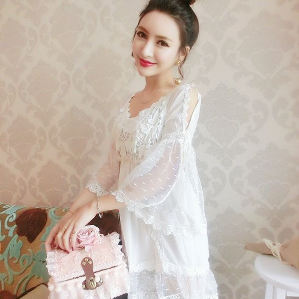 Stiilne naiste kleit pitsi ja V-kaelusega