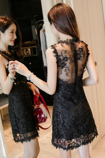 Moodne naiste lühike pitskleit seljal lukuga