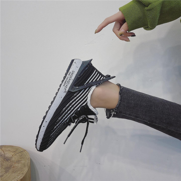 Sportiniai ir kasdieniai moteriški maratonai lygiais padais