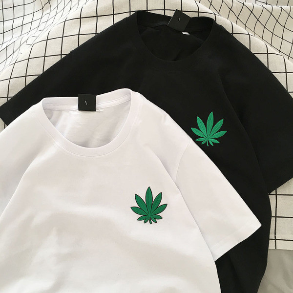 Tricou de bărbați actual cu aplicație, mâneci scurte și decolteu oval