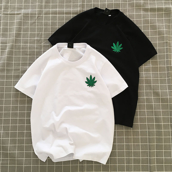 Tricou de bărbați actual cu aplicație, mâneci scurte și decolteu oval