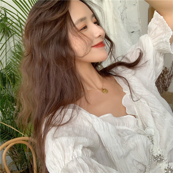 Fehér női ing rövid ujjal és nyakkendővel