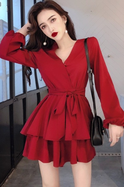 Kivágott női ruhamodell V-nyakkal és fűzővel