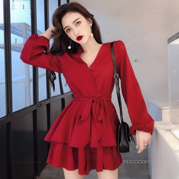 Kivágott női ruhamodell V-nyakkal és fűzővel