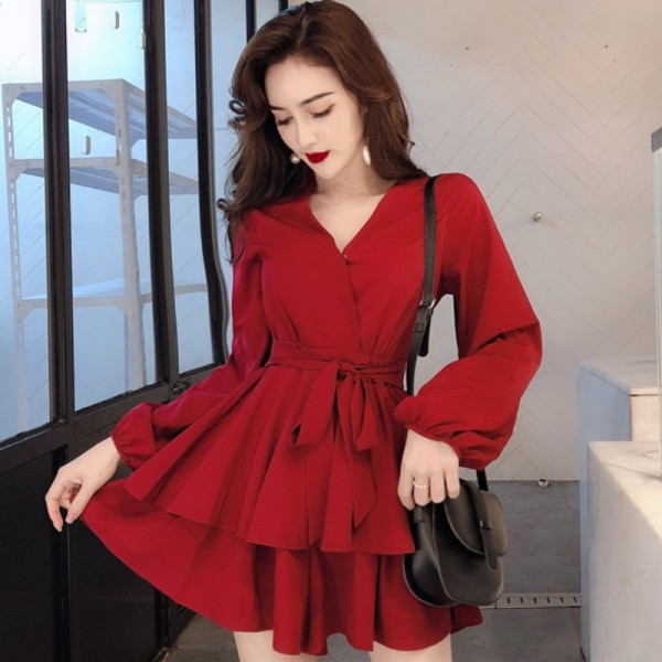 Kivágott női ruhamodell V-nyakkal és fűzővel