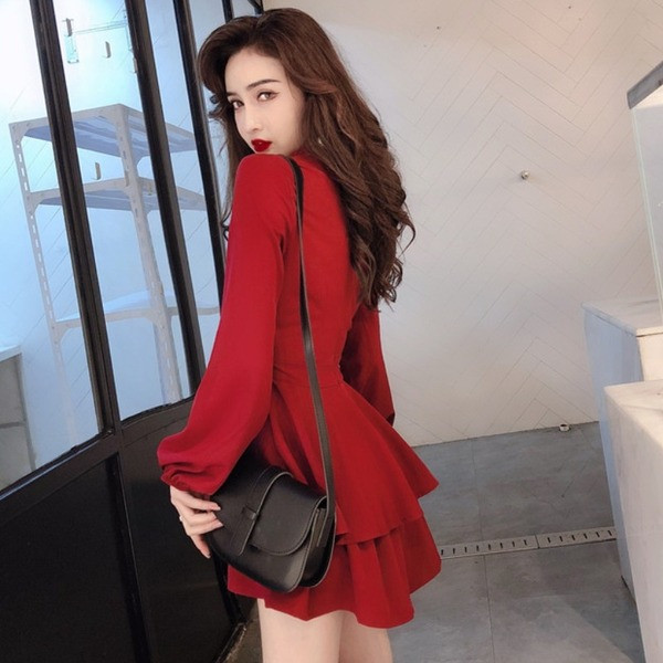 Kivágott női ruhamodell V-nyakkal és fűzővel