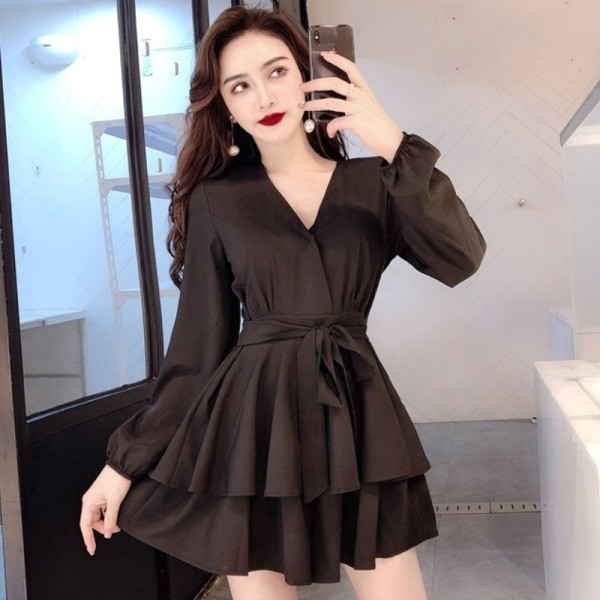 Kivágott női ruhamodell V-nyakkal és fűzővel