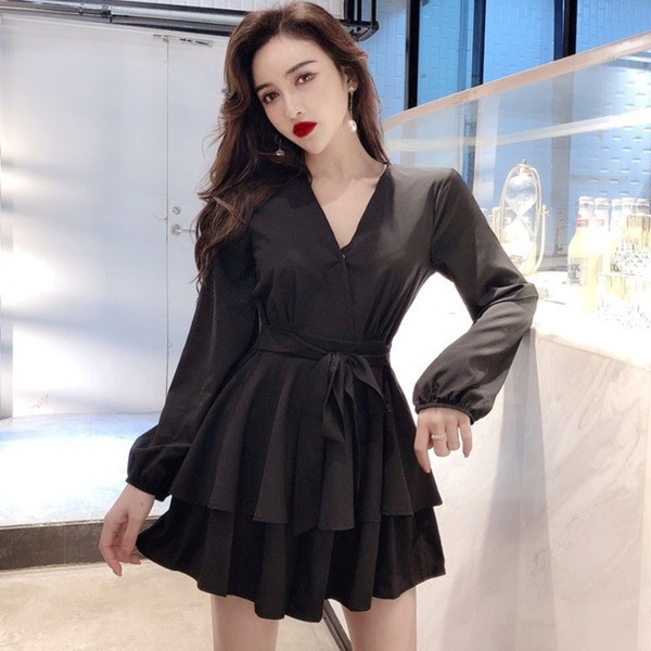 Kivágott női ruhamodell V-nyakkal és fűzővel