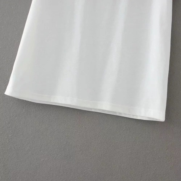 Sieviešu balts T-krekls ar īsām piedurknēm un ziedu izšuvumu