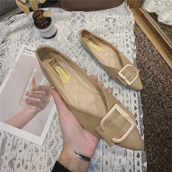 Alkalmi női cipő lapos talppal és fém csattal