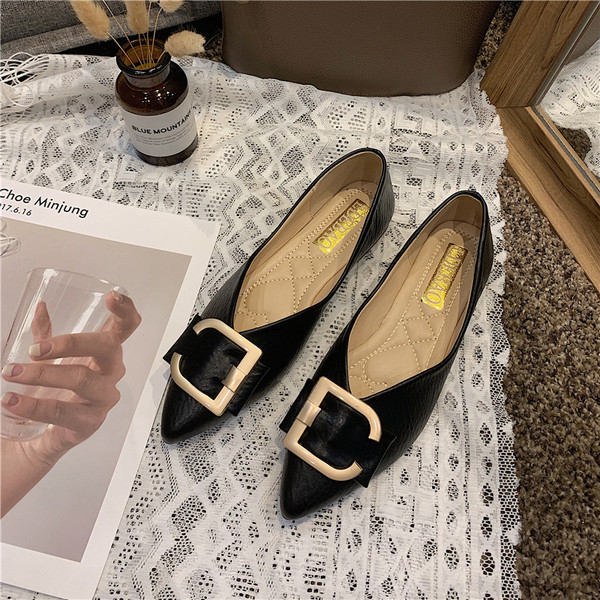 Alkalmi női cipő lapos talppal és fém csattal