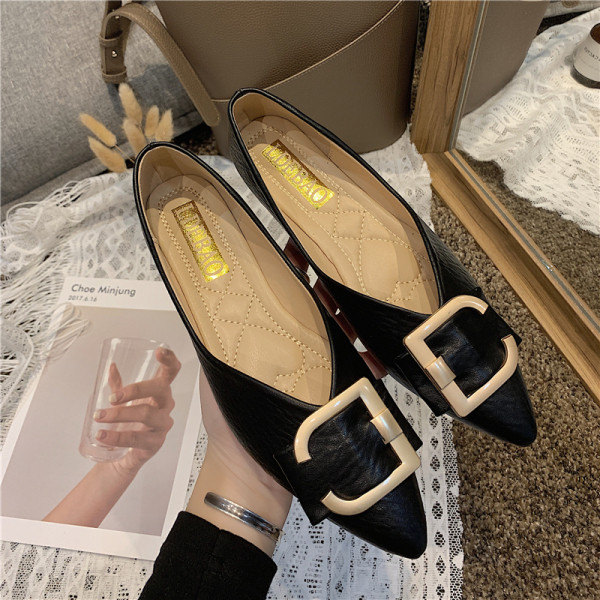 Alkalmi női cipő lapos talppal és fém csattal