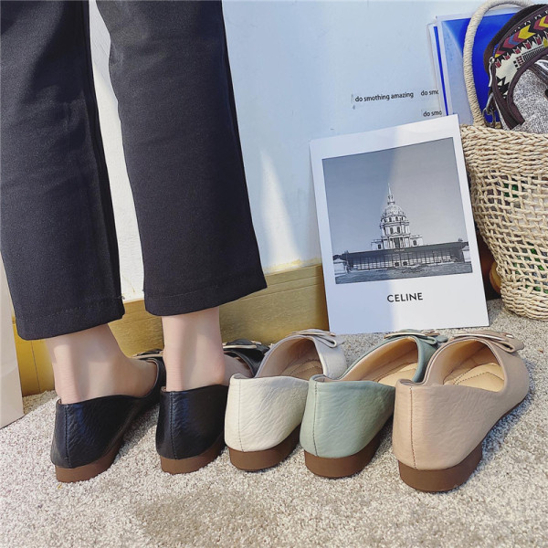 Alkalmi női cipő lapos talppal és fém csattal