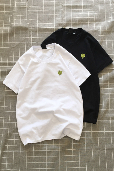 Tricou casual barbatesc cu aplicatie in forma de trifoi cu patru foi