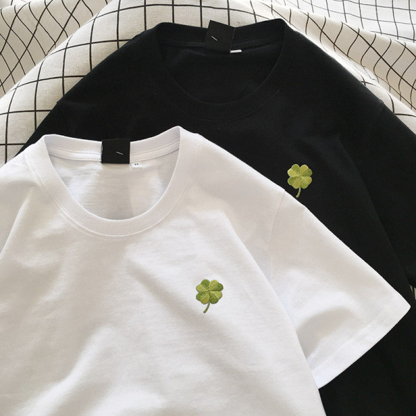 Tricou casual barbatesc cu aplicatie in forma de trifoi cu patru foi