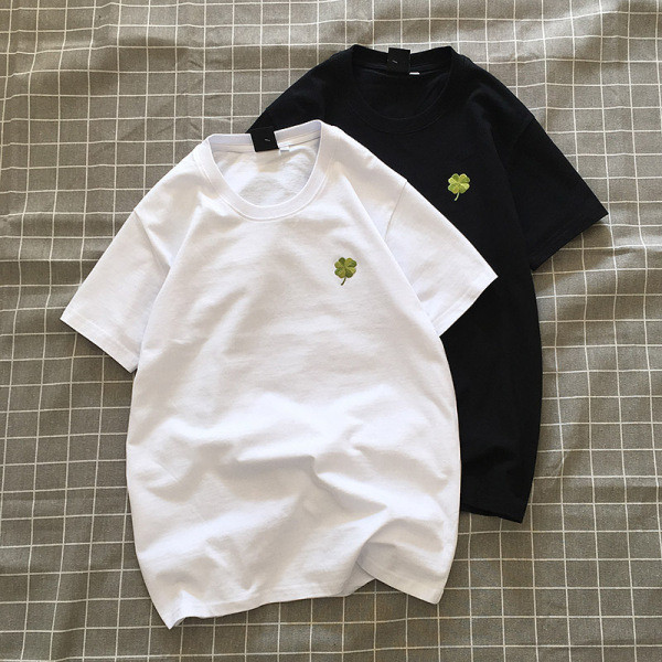 Tricou casual barbatesc cu aplicatie in forma de trifoi cu patru foi