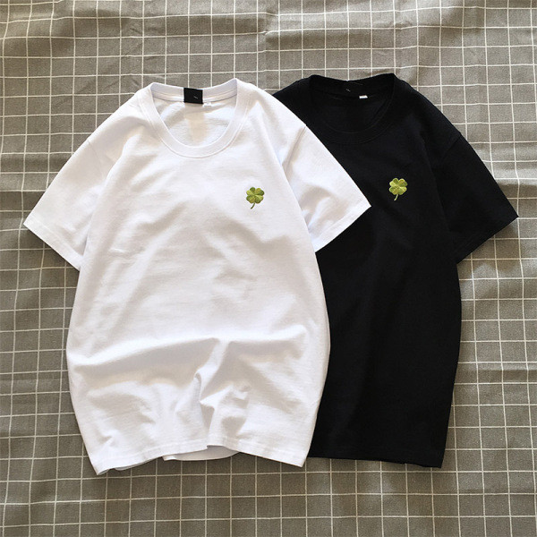 Tricou casual barbatesc cu aplicatie in forma de trifoi cu patru foi