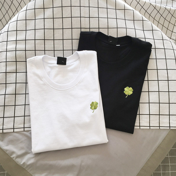 Tricou casual barbatesc cu aplicatie in forma de trifoi cu patru foi