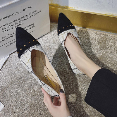 Modern női cipő lapos talppal és fém lyukakkal