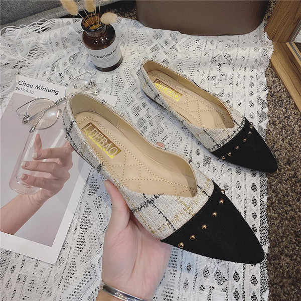 Modern női cipő lapos talppal és fém lyukakkal