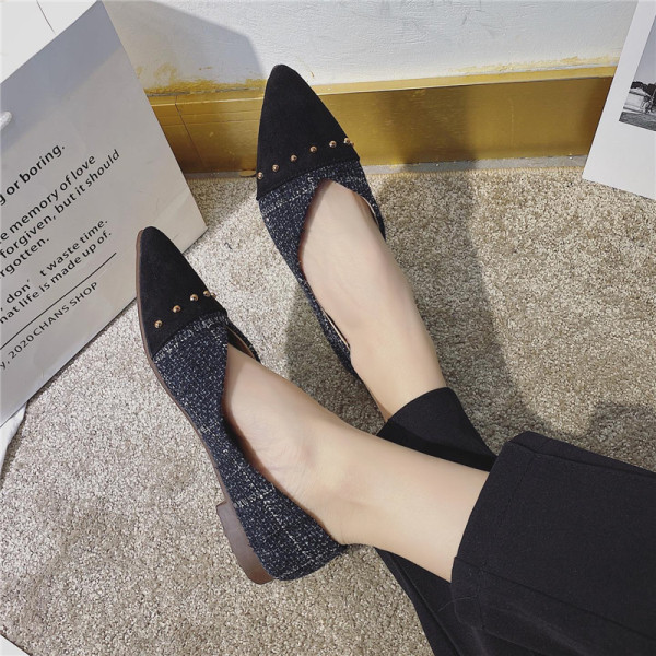 Modern női cipő lapos talppal és fém lyukakkal