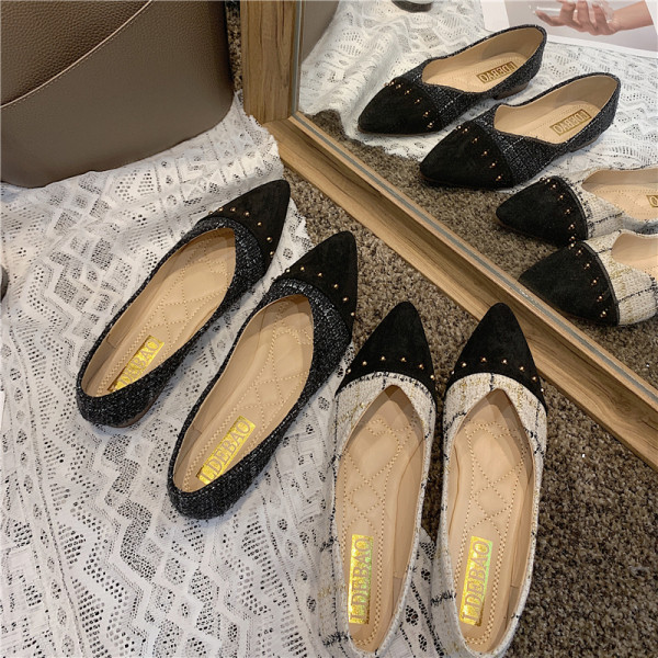 Modern női cipő lapos talppal és fém lyukakkal