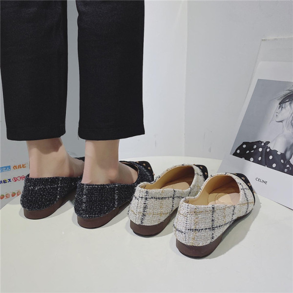 Modern női cipő lapos talppal és fém lyukakkal