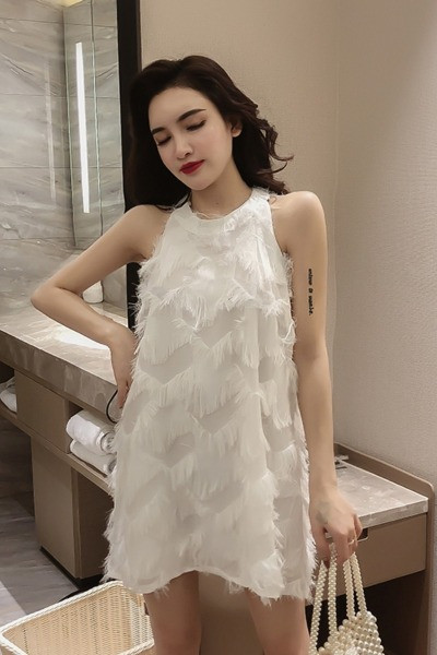 Rövid női ruha bojttal, kerek nyakkivágással