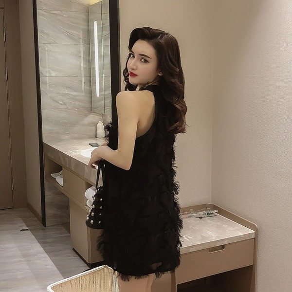 Rövid női ruha bojttal, kerek nyakkivágással