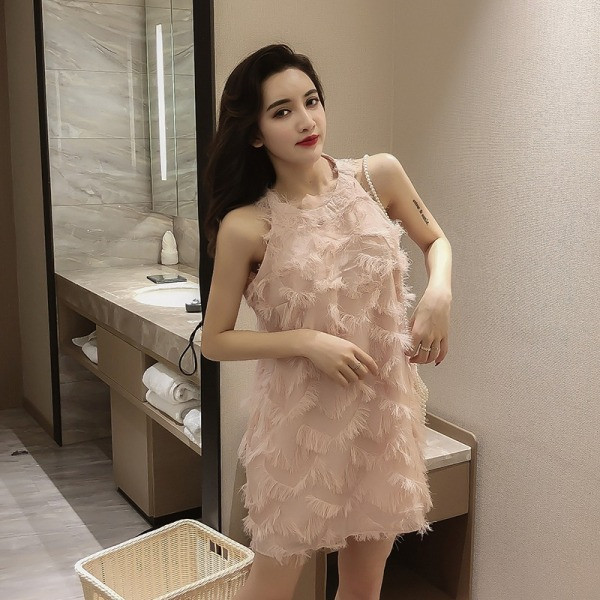 Rövid női ruha bojttal, kerek nyakkivágással