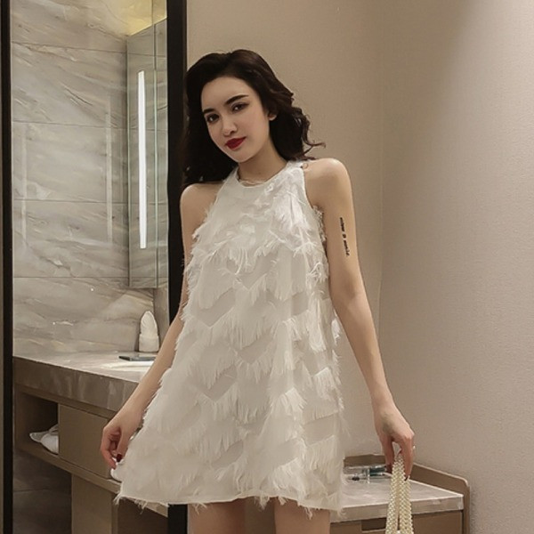 Rövid női ruha bojttal, kerek nyakkivágással