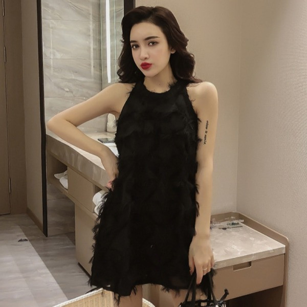 Rövid női ruha bojttal, kerek nyakkivágással