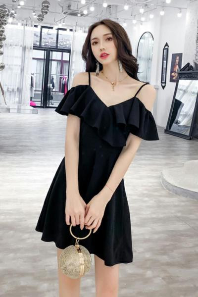 Naiste moodne peenikeste rihmadega kleit - lõikega mudel