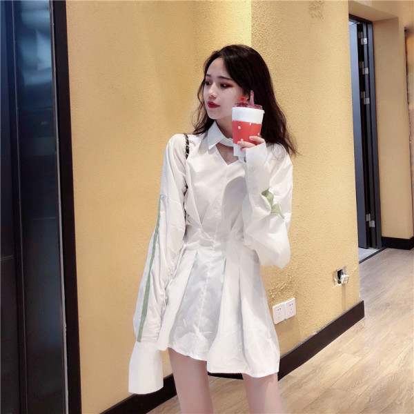 Testreszabott női ruha hosszú ujjal és spitz nyakkivágással