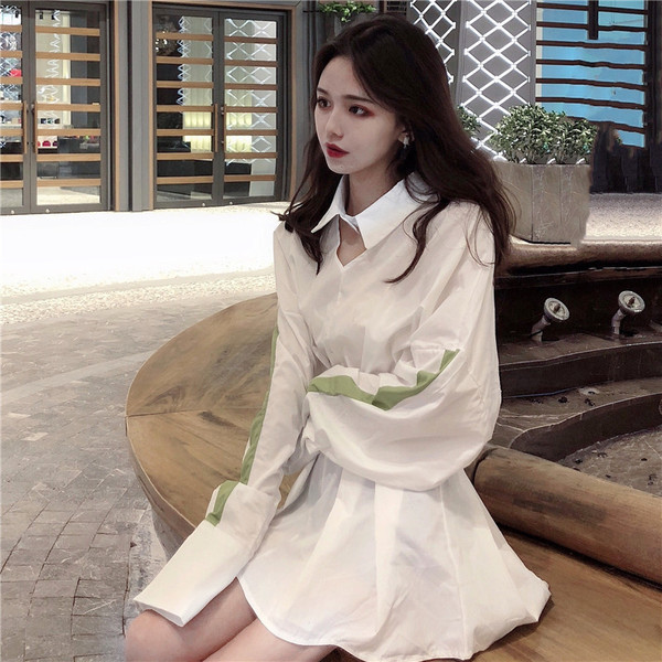 Testreszabott női ruha hosszú ujjal és spitz nyakkivágással