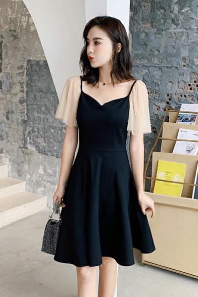 Moderna sieviešu kleita ar tilla un pērļu piedurknēm melnā krāsā