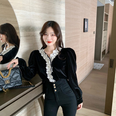 Samta sieviešu krekls ar mežģīņu elementiem