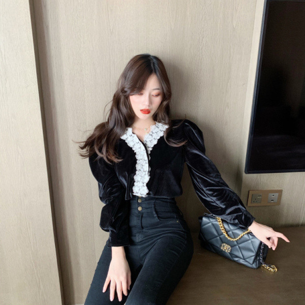 Samta sieviešu krekls ar mežģīņu elementiem