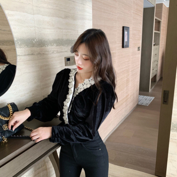 Samta sieviešu krekls ar mežģīņu elementiem