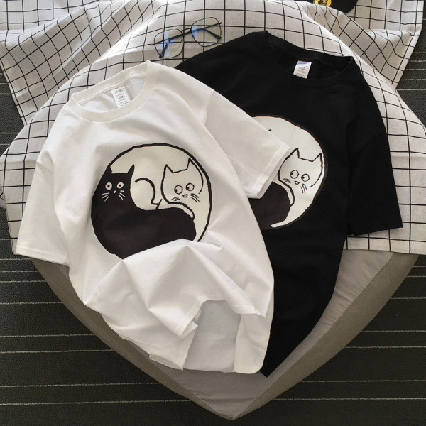 Modern férfi póló rövid ujjal, fekete-fehér rátéttel