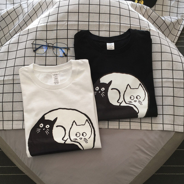 Modern férfi póló rövid ujjal, fekete-fehér rátéttel