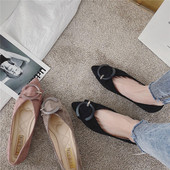 Modern női cipő fém csatos hegyes modellel