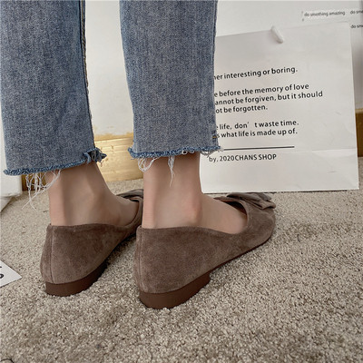 Modern női cipő fém csatos hegyes modellel