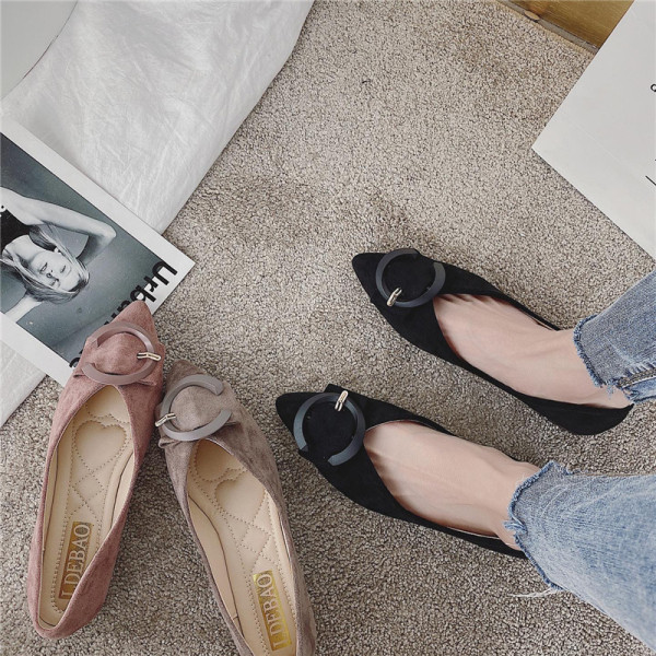 Modern női cipő fém csatos hegyes modellel