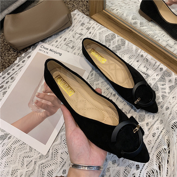 Modern női cipő fém csatos hegyes modellel