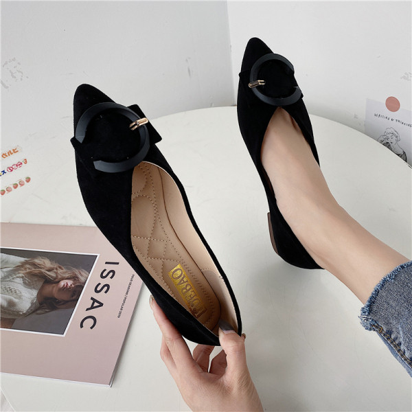 Modern női cipő fém csatos hegyes modellel