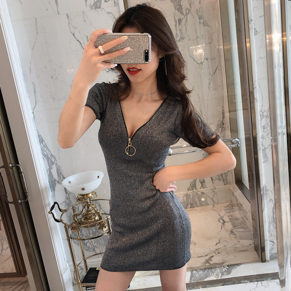 Új modellre testreszabott ruha cipzárral és fényes hatással