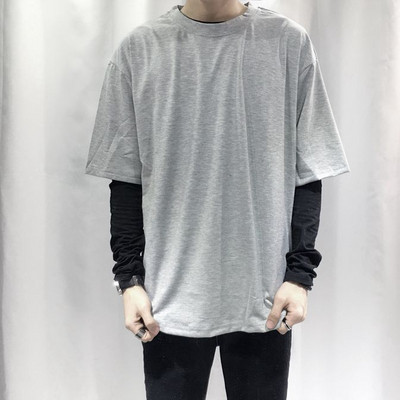 Paprasti vyriški marškinėliai trumpomis rankovėmis ir ovalia iškirpte