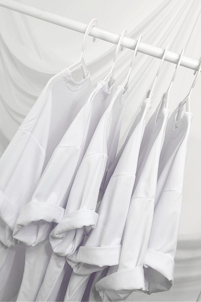 Paprasti vyriški marškinėliai trumpomis rankovėmis ir ovalia iškirpte