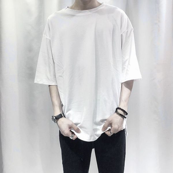 Paprasti vyriški marškinėliai trumpomis rankovėmis ir ovalia iškirpte